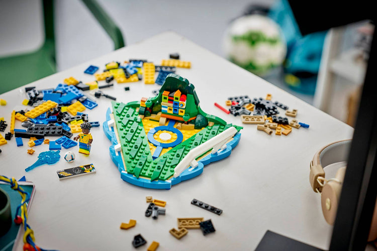 Black LEGO 43027 Vini Jr. Soccer Highlights THE DREAM FACTORY blt154d36ee16842b9a-43027_Lifestyle_build_3.jpg Building Sets and Construction Toys
