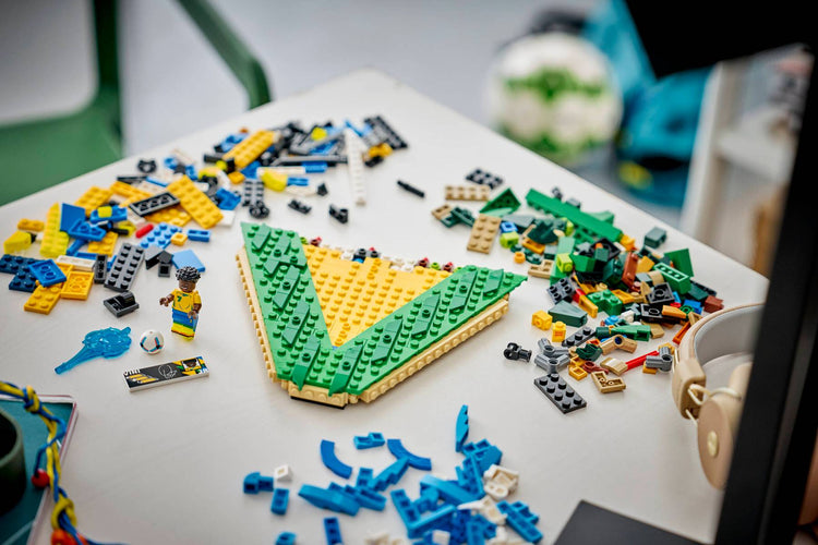 Black LEGO 43027 Vini Jr. Soccer Highlights THE DREAM FACTORY blt154d36ee16842b9a-43027_Lifestyle_build_4.jpg Building Sets and Construction Toys