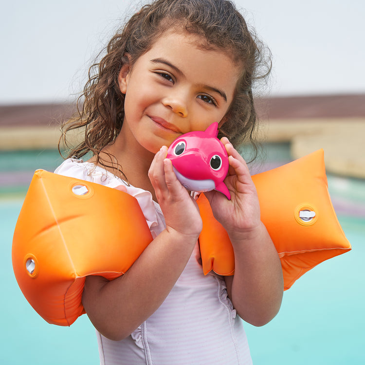 Light Gray Robo Alive Mini Baby Shark 7163TQ1 Music Play Fun For Kids Toyzoona 25282_Robo_Alive_Junior_baby_shark_lifestyle_03.jpg Action Figures and Play Sets